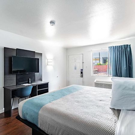 Motel 6 Tampa Near Fairgrounds - Casino エクステリア 写真