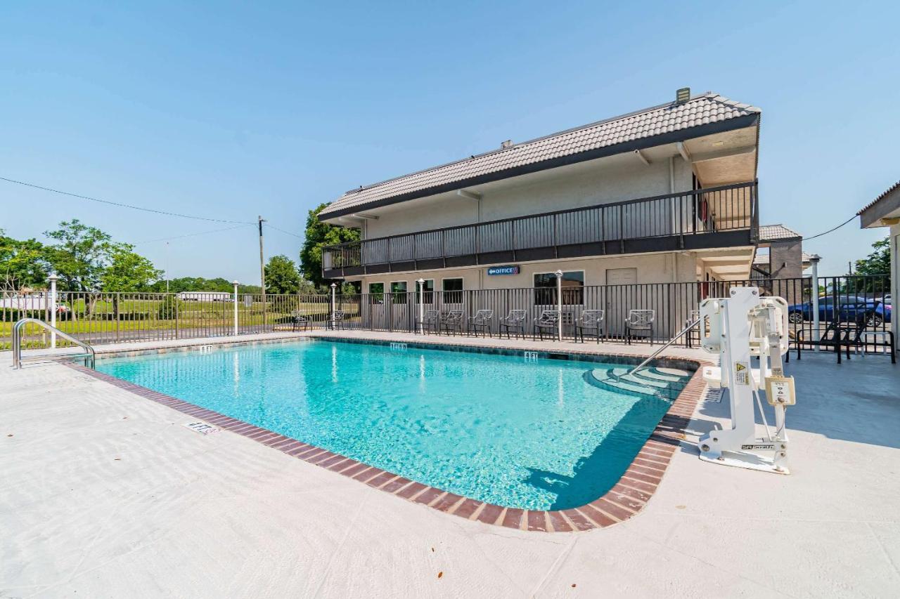 Motel 6 Tampa Near Fairgrounds - Casino エクステリア 写真