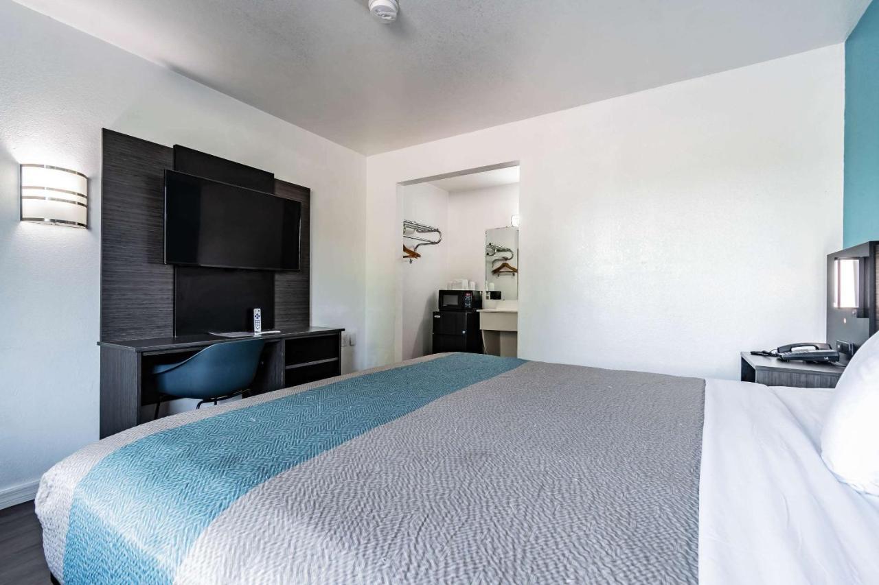 Motel 6 Tampa Near Fairgrounds - Casino エクステリア 写真
