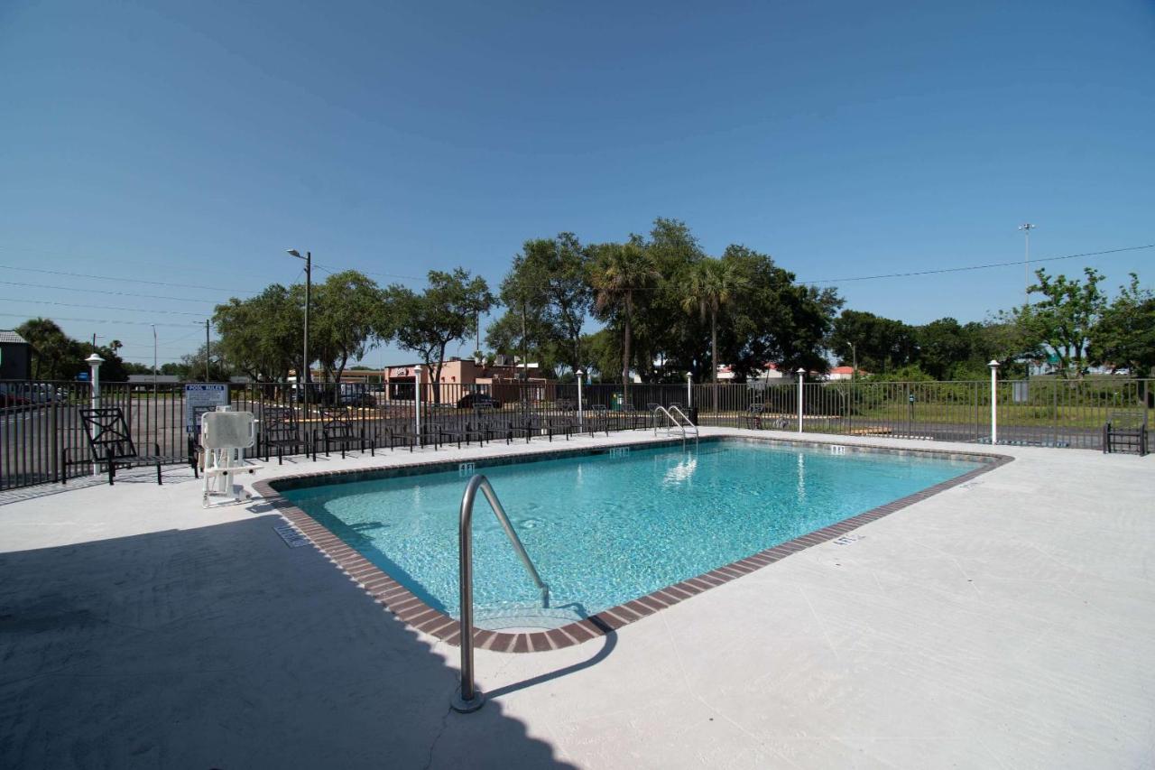 Motel 6 Tampa Near Fairgrounds - Casino エクステリア 写真