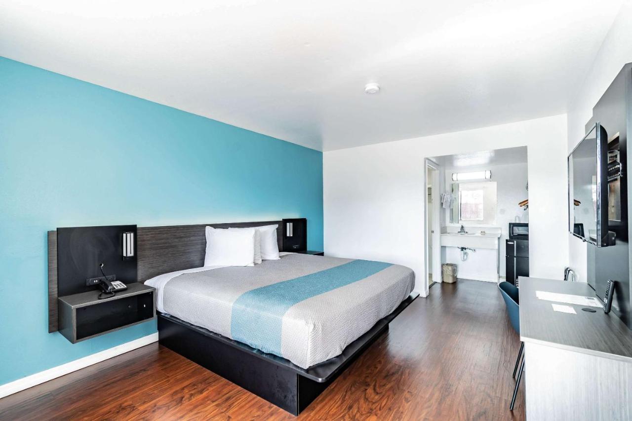 Motel 6 Tampa Near Fairgrounds - Casino エクステリア 写真