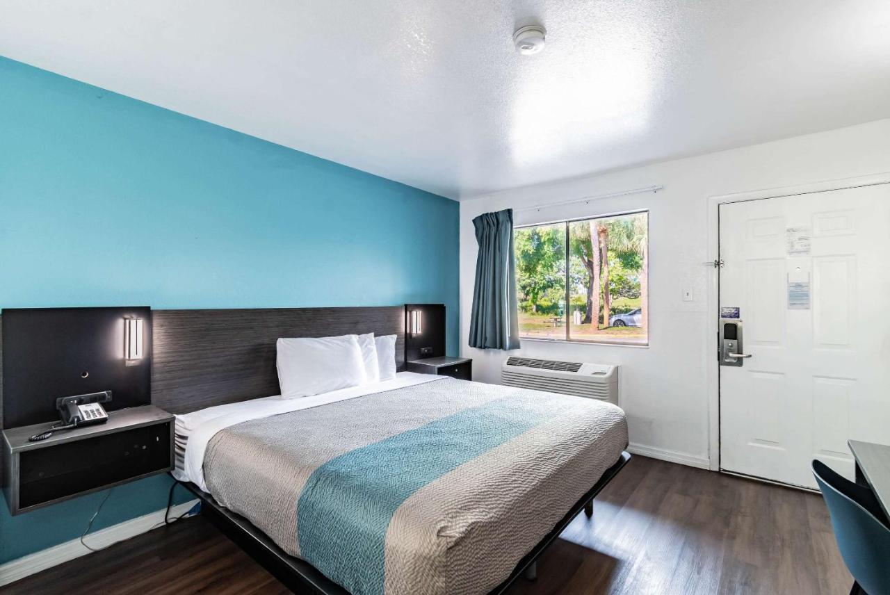 Motel 6 Tampa Near Fairgrounds - Casino エクステリア 写真