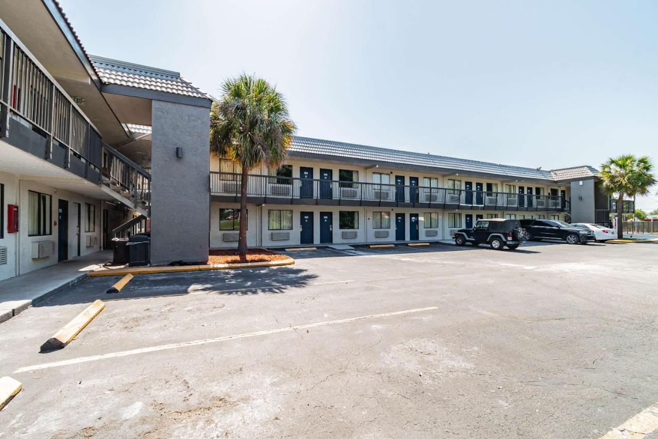 Motel 6 Tampa Near Fairgrounds - Casino エクステリア 写真