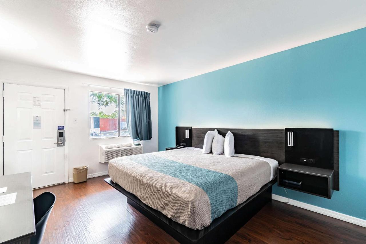 Motel 6 Tampa Near Fairgrounds - Casino エクステリア 写真