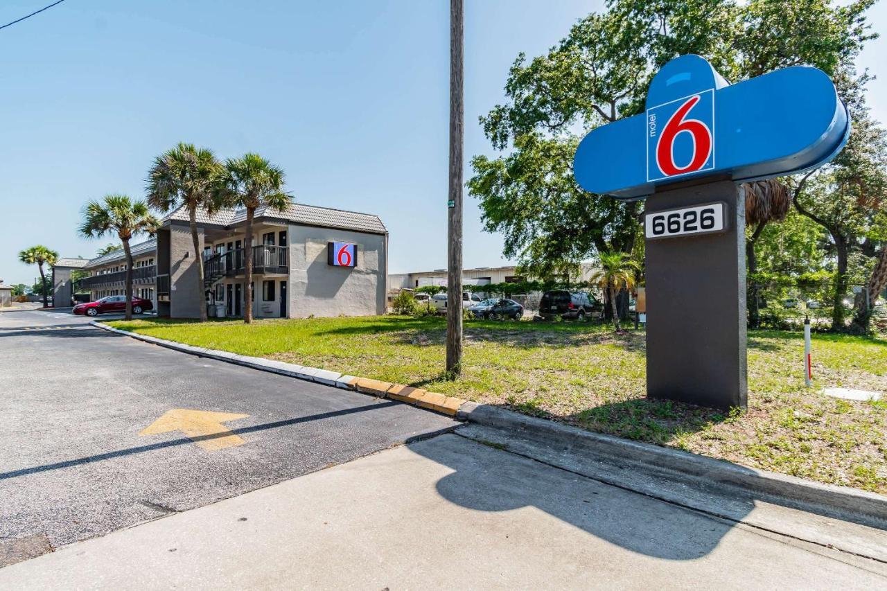 Motel 6 Tampa Near Fairgrounds - Casino エクステリア 写真