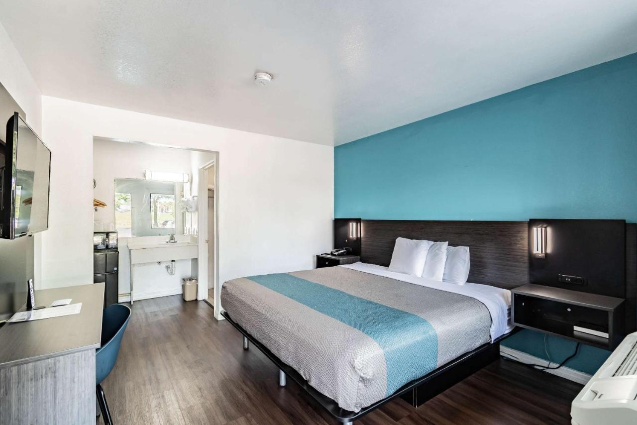 Motel 6 Tampa Near Fairgrounds - Casino エクステリア 写真