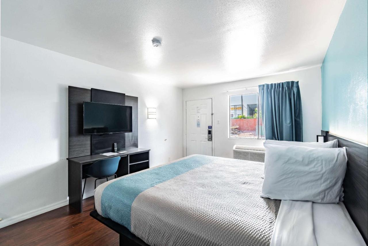 Motel 6 Tampa Near Fairgrounds - Casino エクステリア 写真