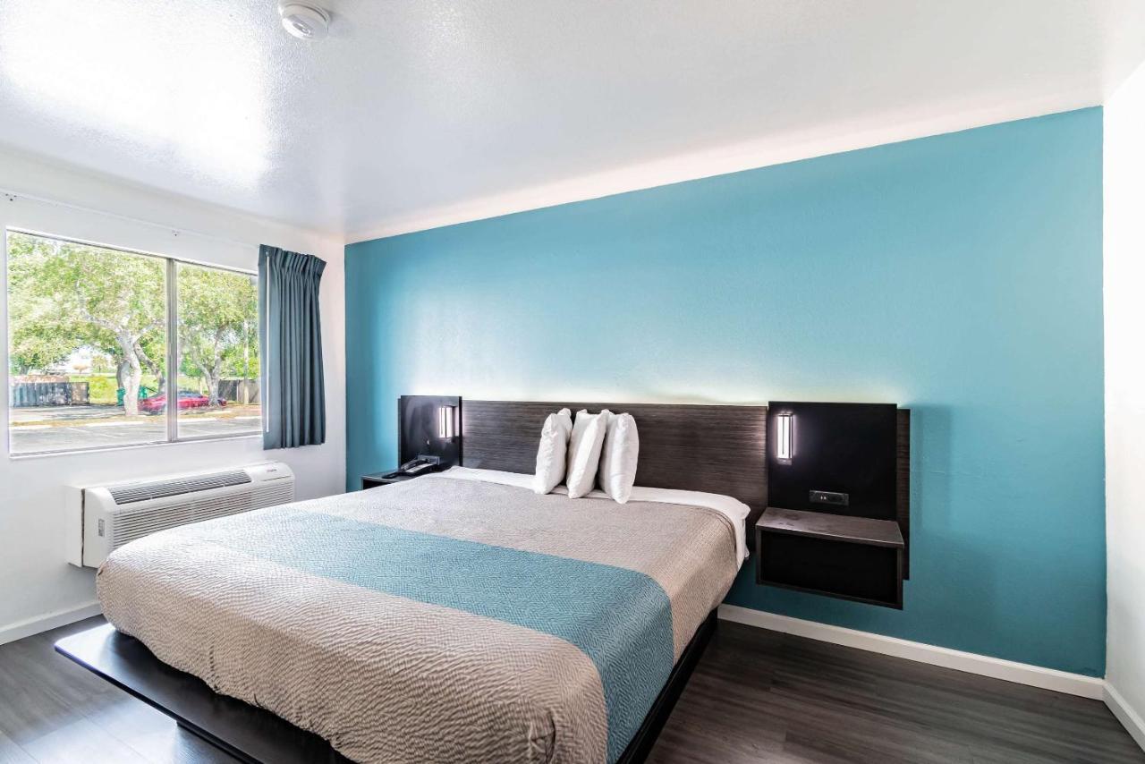 Motel 6 Tampa Near Fairgrounds - Casino エクステリア 写真