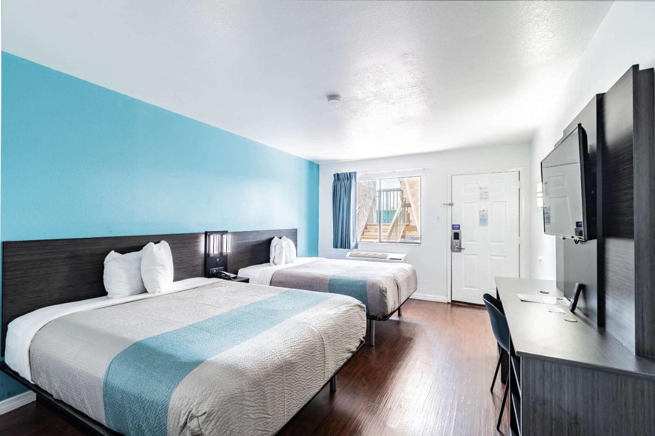 Motel 6 Tampa Near Fairgrounds - Casino エクステリア 写真