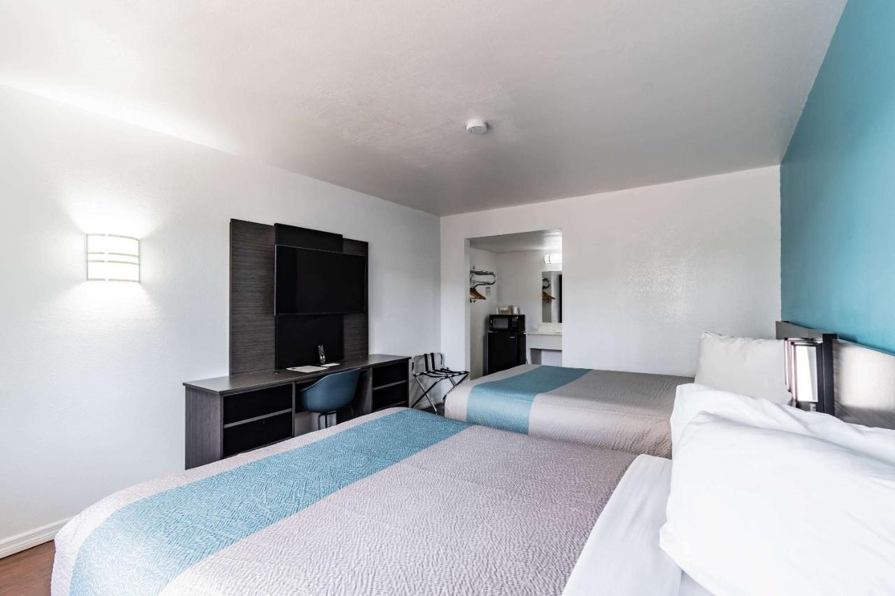 Motel 6 Tampa Near Fairgrounds - Casino エクステリア 写真