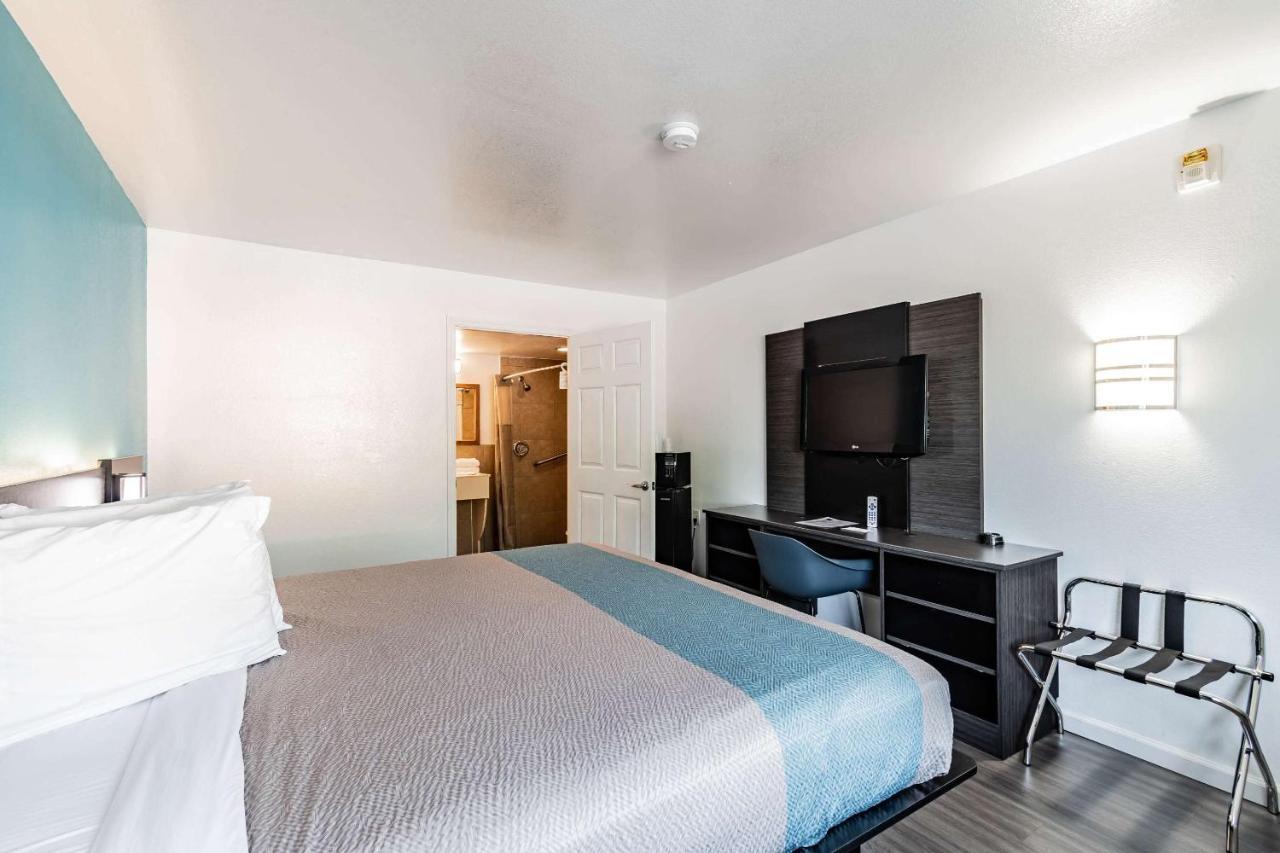 Motel 6 Tampa Near Fairgrounds - Casino エクステリア 写真