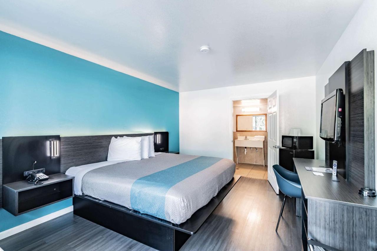 Motel 6 Tampa Near Fairgrounds - Casino エクステリア 写真