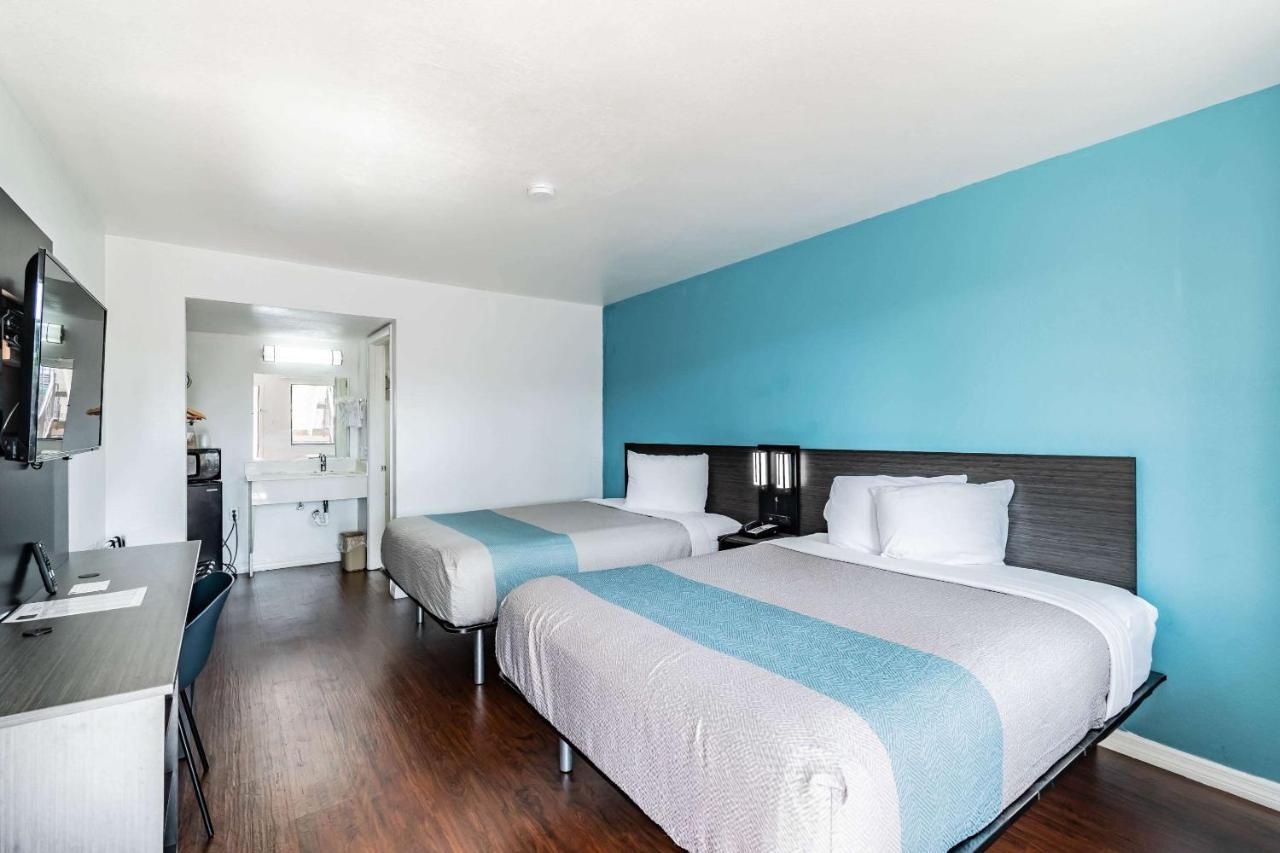Motel 6 Tampa Near Fairgrounds - Casino エクステリア 写真