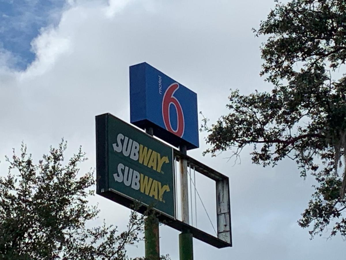 Motel 6 Tampa Near Fairgrounds - Casino エクステリア 写真